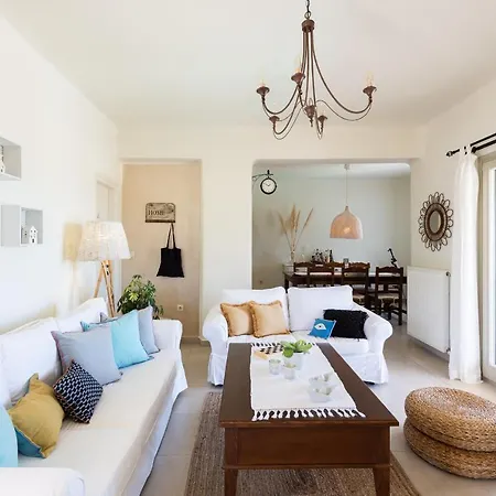 - Private Pool - Access * Parasporos