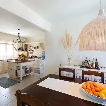 - Private Pool - Access * Parasporos