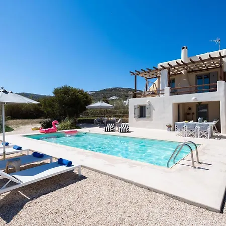 - Private Pool - Access Villa Parasporos