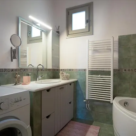 - Private Pool - Access Villa Parasporos